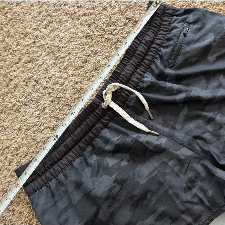Vuori Clementine Camouflage Stretch Gray Camo Athletic Stretch Shorts, size L