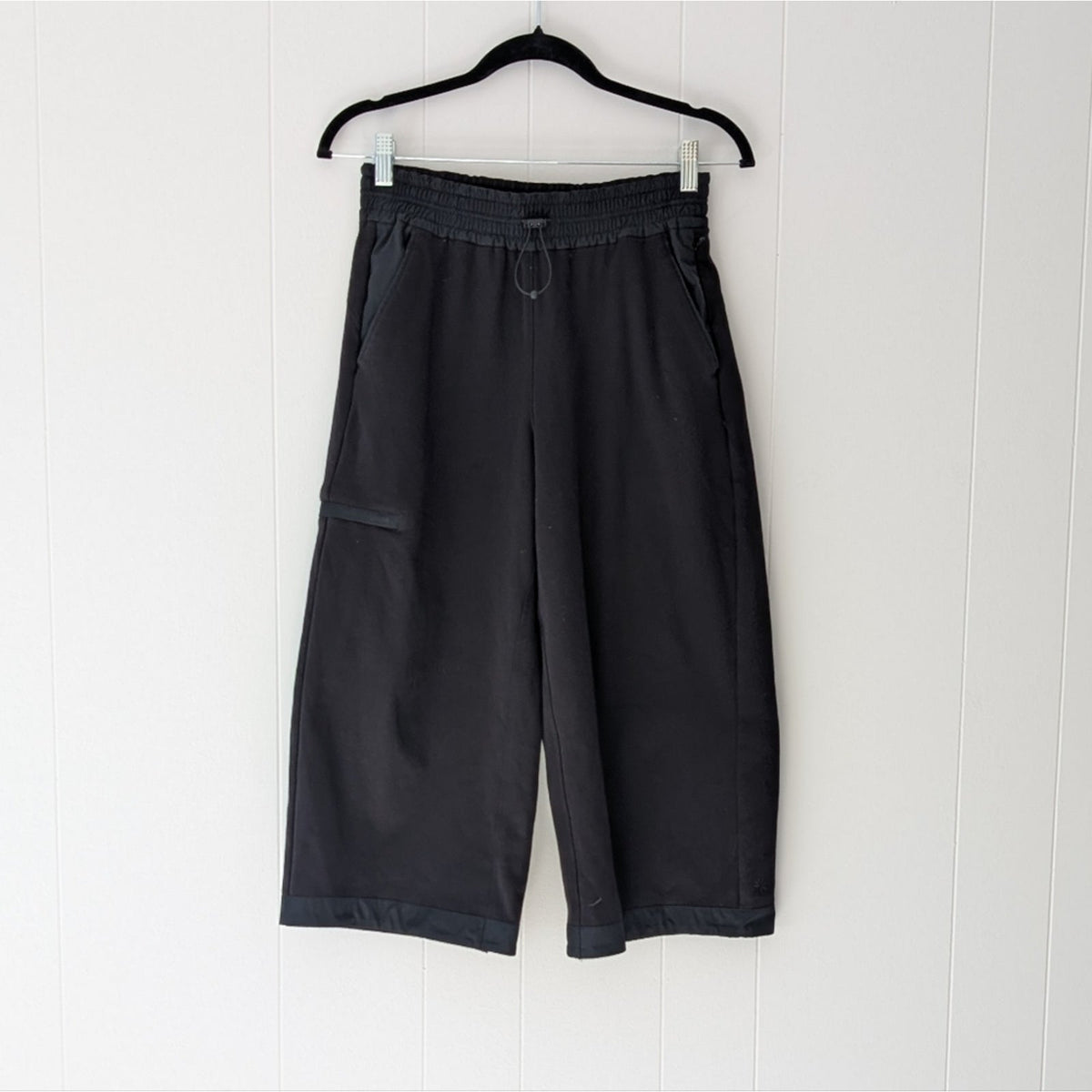 Athleta Triumph Hybrid Black Wide Leg Crop Athleisure Pants, size XS