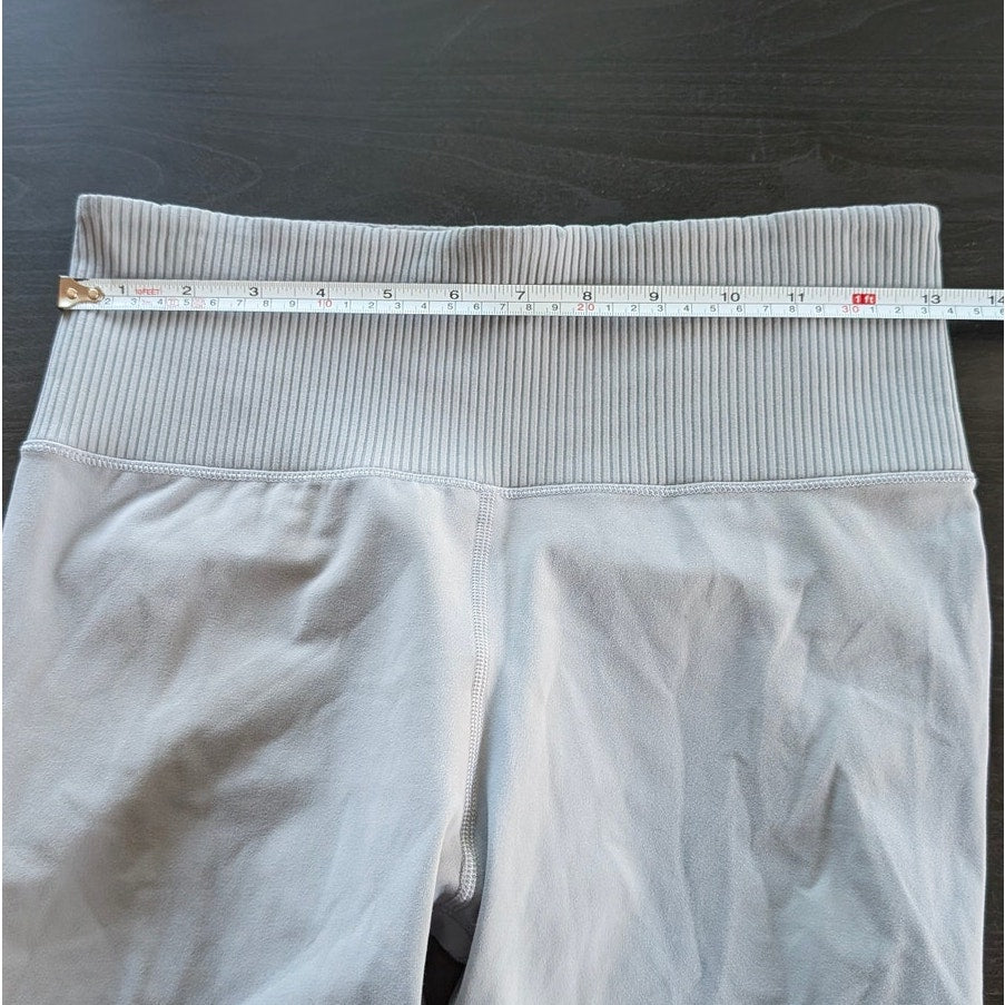 Vuori Studio Pocket Stride Mid-rise Cropped Leggings in Light Blue, size S-M