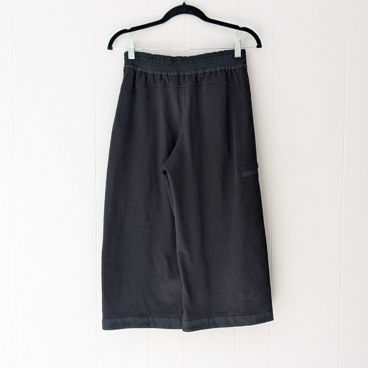 Athleta Triumph Hybrid Black Wide Leg Crop Athleisure Pants, size XS