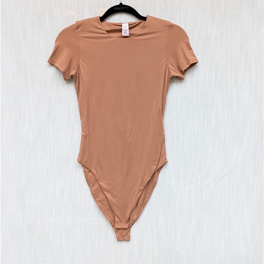 Victoria's Secret Feathersoft Essentials Bodysuit Womens M Tan Short Sleeve NWT