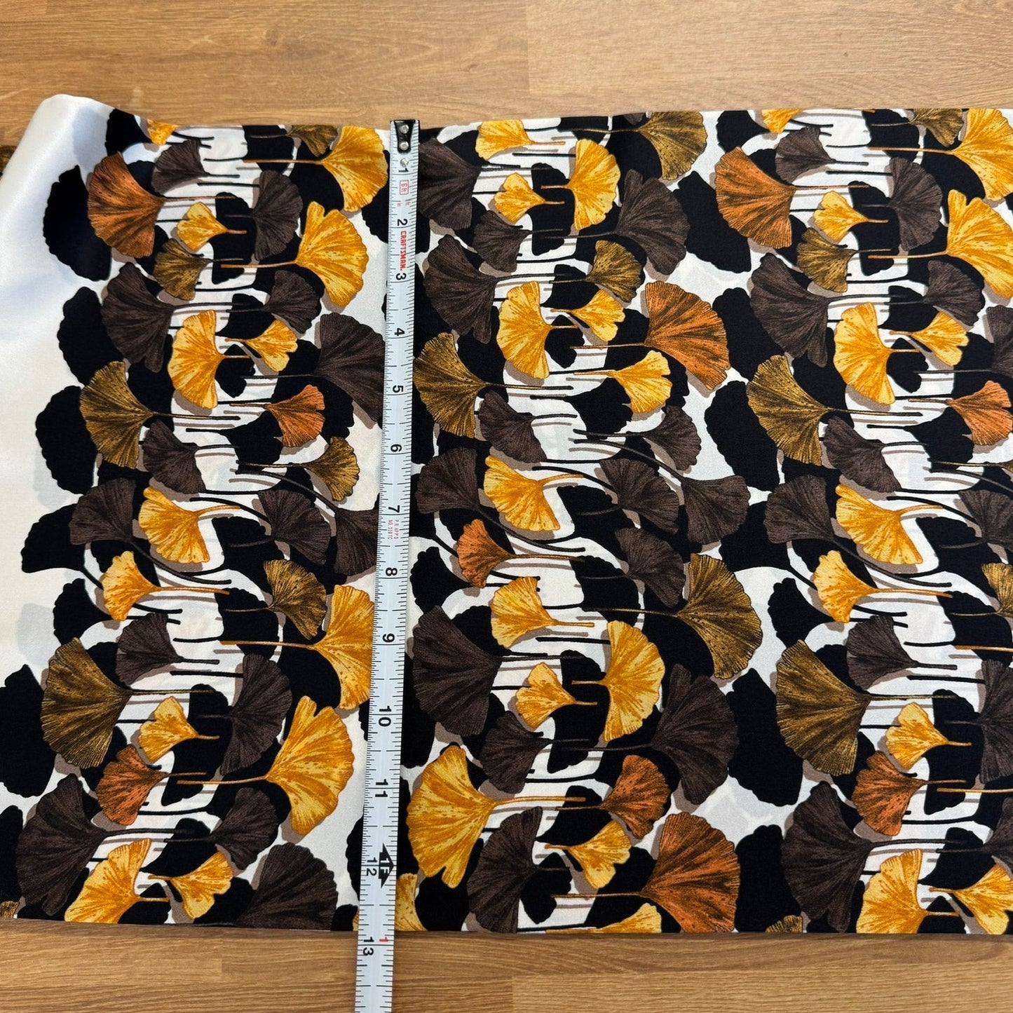 Gucci Authentic 100% Silk Scarf Ginkgo Leaf Print Ivory Brown Italy